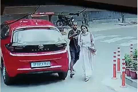 A viral CCTV camera footage went viral capturing a woman's phone snatching incident from Sector 34 of Noida, Uttar Pradesh